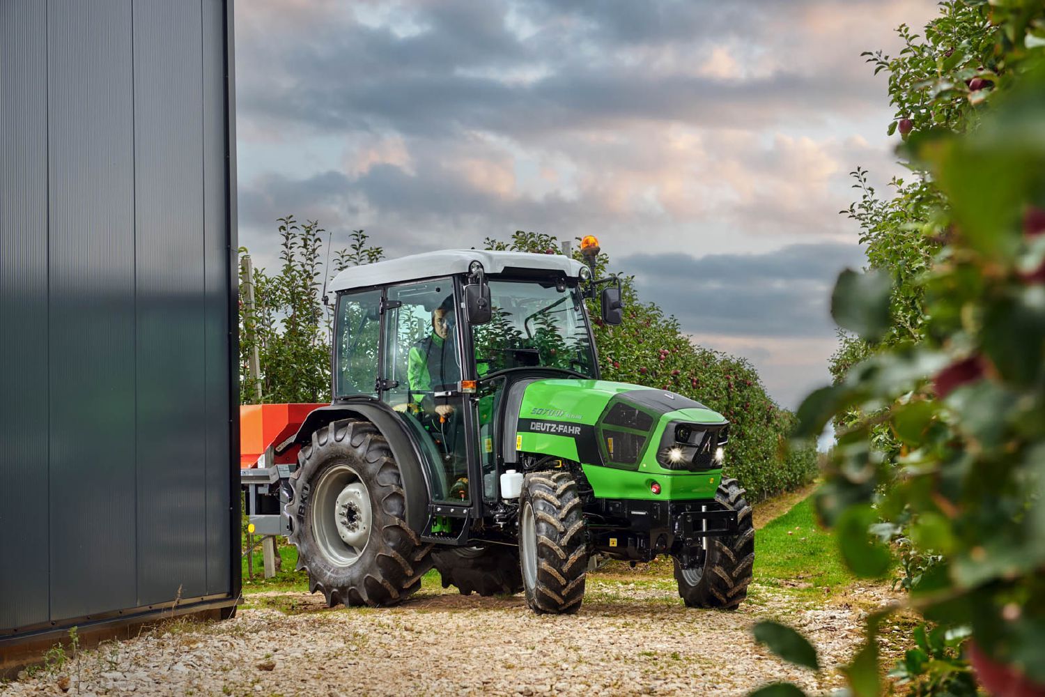 Deutz-Fahr-plener-5070DF-Keyline-9_lr.jpg